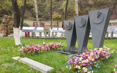 为什么选墓地要遵循前朝后靠左右抱的原则,是因为这样的昆明公墓风水好吗