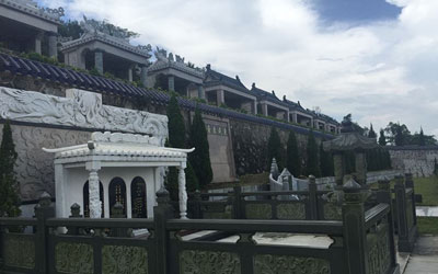 为什么选墓地要遵循前朝后靠左右抱的原则,有什么讲究