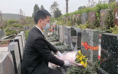 两位殡葬人讲述他们遇到的故事：生命尽头，他们给逝者家属心灵慰藉