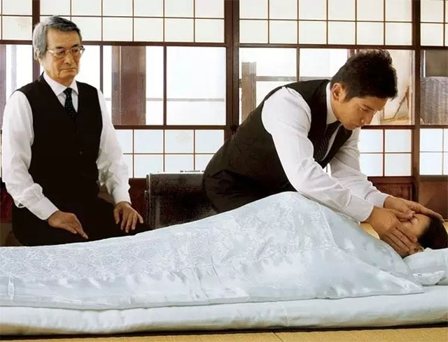 电影《入殓师》剧照