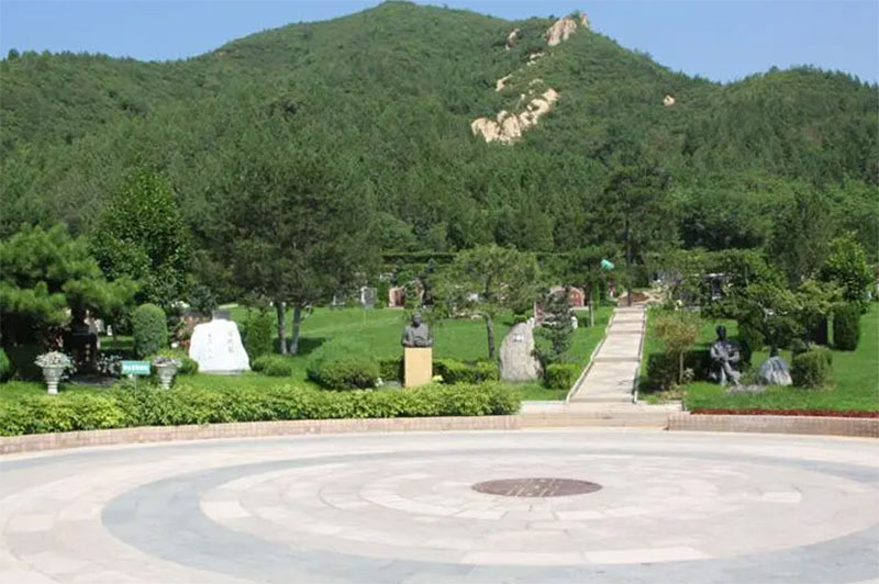 国务院证照分离改革要求,经营性公墓审批权限下放至设区的市级民政部门