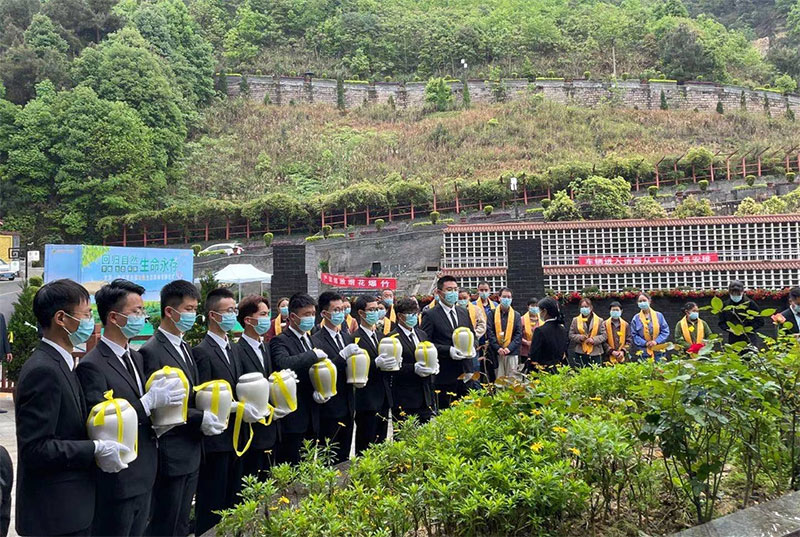 全面推行惠民殡葬改革