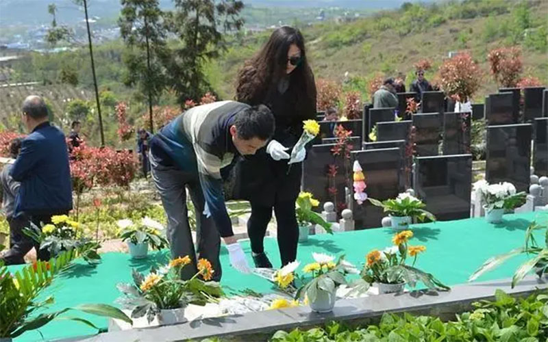 我国已经实行生态安葬，但仍有不少人表示难以接受