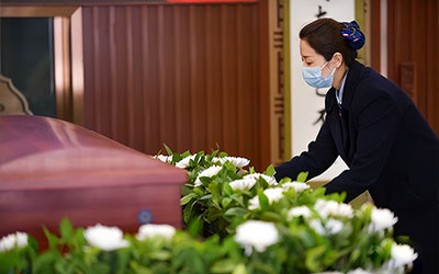 90后殡葬师的日与夜：第一次接触逝者，手套被粘住，我吓坏了