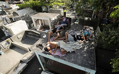 为了活下去，这群菲律宾人住进了墓地棺材……