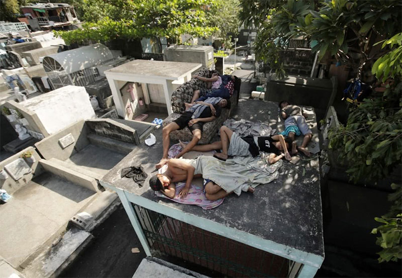 菲律宾人住进了墓地棺材