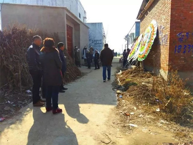 农村丧事出现攀比现象，注重厚葬薄养，失去了祭奠逝者的初衷