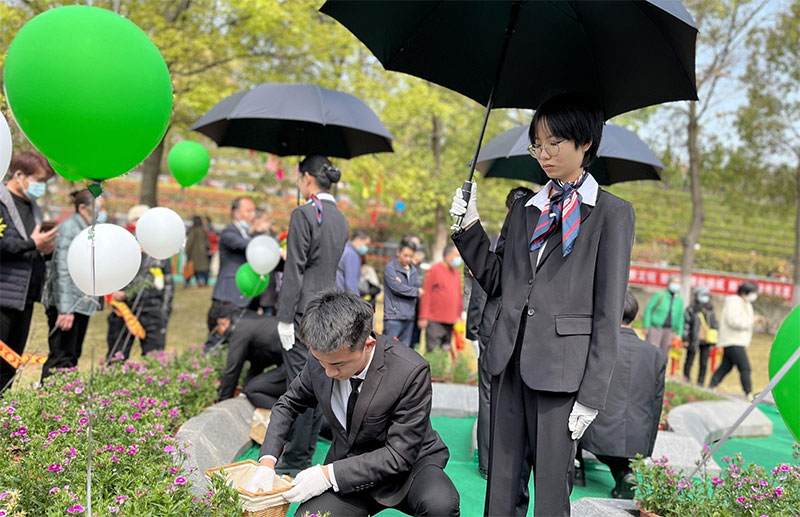 殡葬行业转型，墓地价格大降，年轻人偏爱低成本祭奠