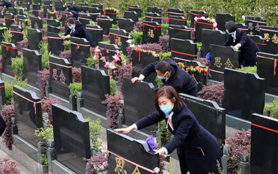 殡葬业集体亏损，墓地价格大跌，行业转型求生