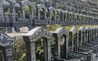 买墓地也消费降级？记者实探：以前四五万的墓位现在两万多就卖