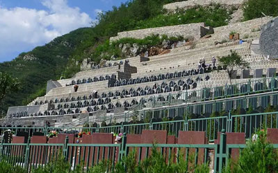 公墓陵园周围的山路有什么风水讲究,如何从山路走向看墓地风水