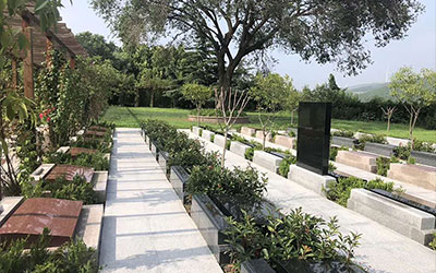 昆明选墓地中间位置好还是两边好