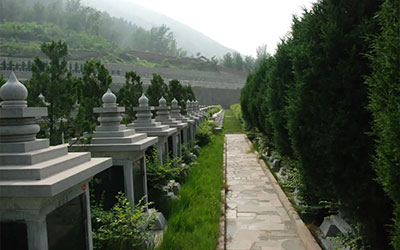 墓地风水朝向怎么看？坐北朝南的坟墓风水好不好？