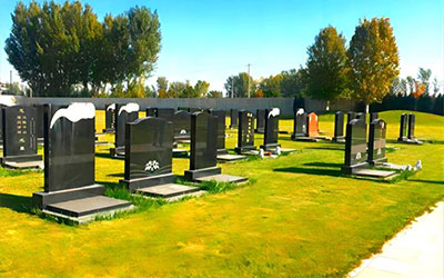 昆明公墓位置选中间位置呢？还是两边位置好呢？