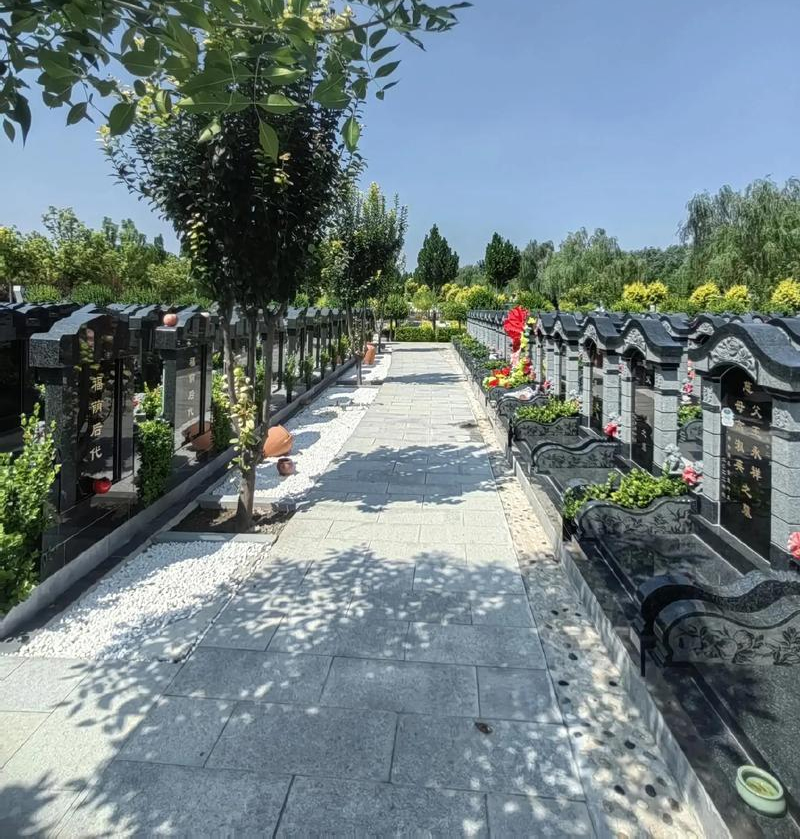 墓地是中间好还是边上好，墓地怎么看风水