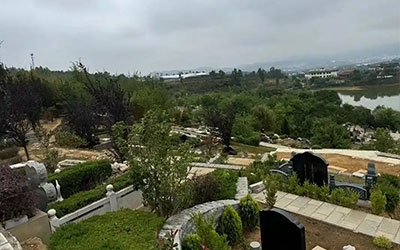 选公墓没头绪？记住这四点就够了