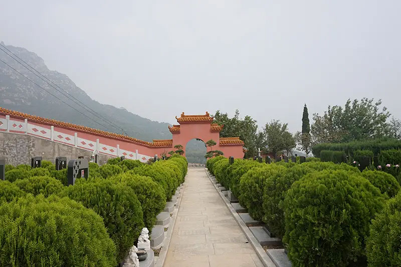 公墓选址风水指南：如何借助自然地势藏风聚气