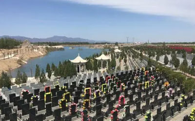 土壤的颜色和性质对墓地和墓碑的影响