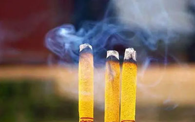 在守灵期间，为什么要点上三根香？