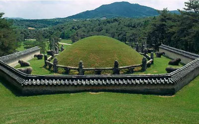 阴宅可以对子孙后代产生影响的原因是什么？