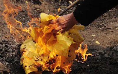 烧纸的地方为什么选在十字路口呢？