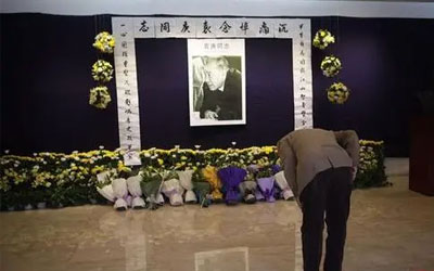 去吊唁时具体应该怎么做才不失礼仪