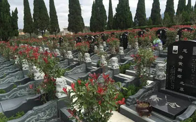 撰写墓碑碑文应该避免什么问题？