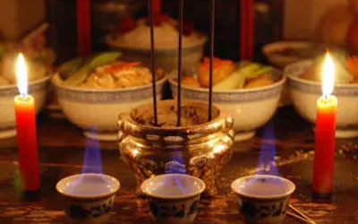 人死后家属守灵时，为什么要点上三根香，而且还不能灭？