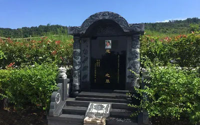 如何选购质量好的墓碑材质呢?