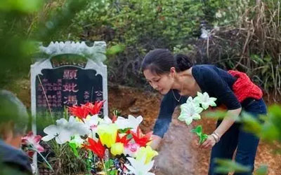 关于女儿是否可以上坟的问题