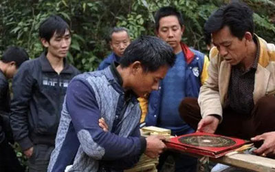 棺材在入土之前不能落地