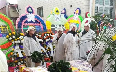 传统的殡葬风俗是否应该被大众接受默许？