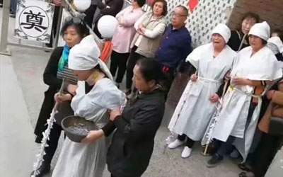 殡葬时，为什么要摔盆子？有什么讲究？摔盆是殡葬文化的传统习俗