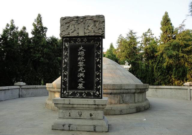 建在校园内的大总统墓地