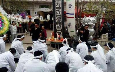 民间传统殡葬习俗中,亲人去世后有哪些注意事项,有哪些讲究