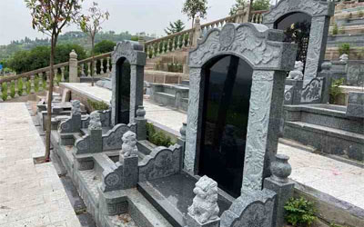 为什么很多陵园古墓都是在地平有水的地方找到的,地形与陵园风水有什么关系吗