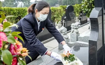 有偿代扫墓服务，代哭一次1000元，轻轻松松月入过万