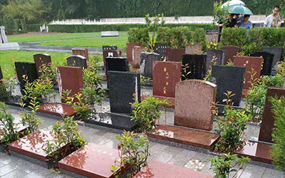 昆明墓地中的“立碑”和“卧碑”