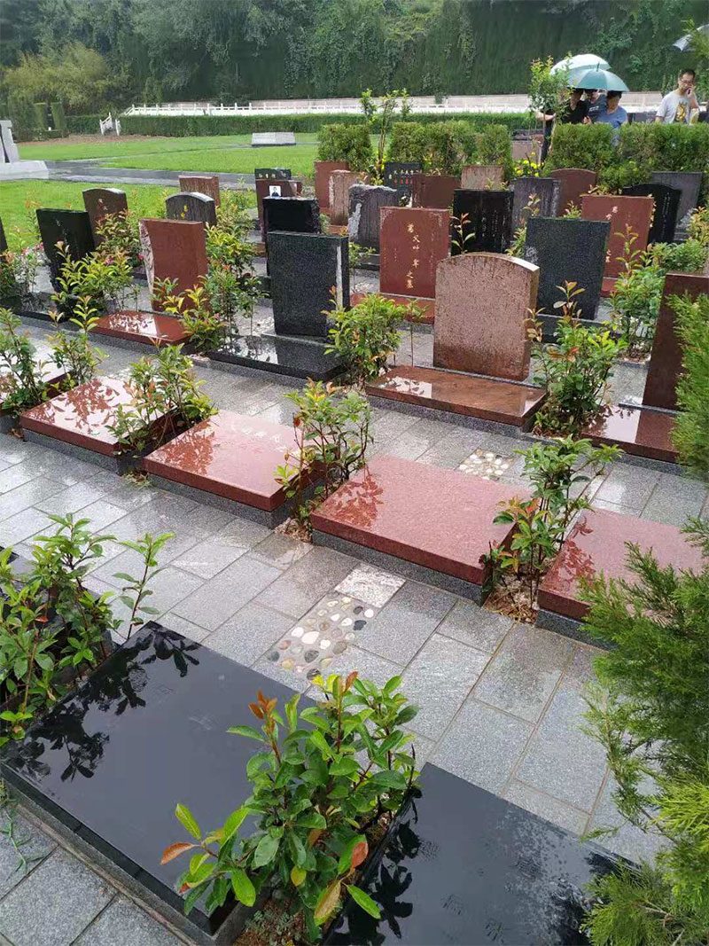 昆明墓地中的立碑和卧碑