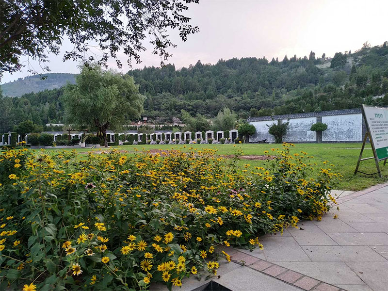 尊重和继承传统,丰富陵园的文化内涵