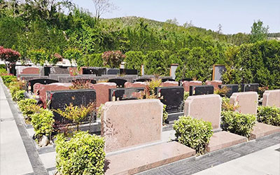 在昆明如何将骨灰盒从殡仪馆请到墓地安葬