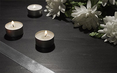 葬礼结束返程时，捧遗像的儿子或孙子为什么要把遗像翻过来拿