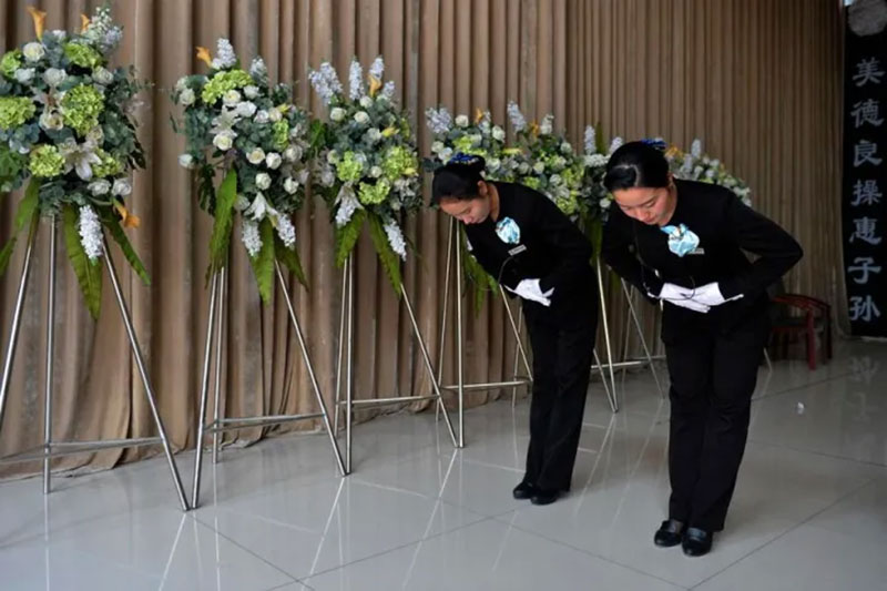 入殓前的黄纸覆尸，有何传统讲究