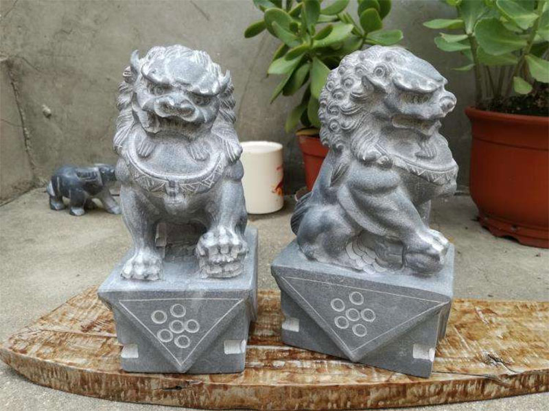 墓碑旁摆放石狮子的来源