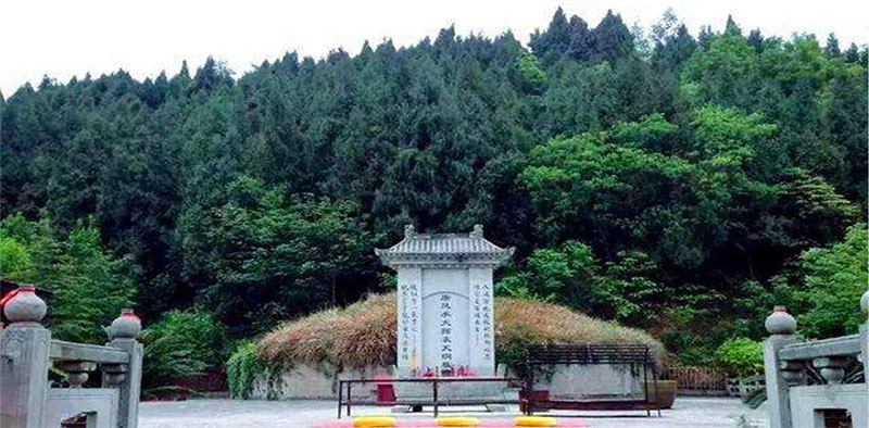 两位风水师找墓地，相隔不过几百米，结果一个被盗，一个无人敢动