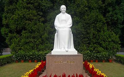 看完中国宋庆龄的墓地，再瞧瞧美国宋美龄的墓地，姐妹俩天壤之别