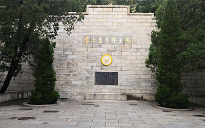 冯玉祥墓地：郭沫若题写墓碑，墓前66级台阶寓意深刻