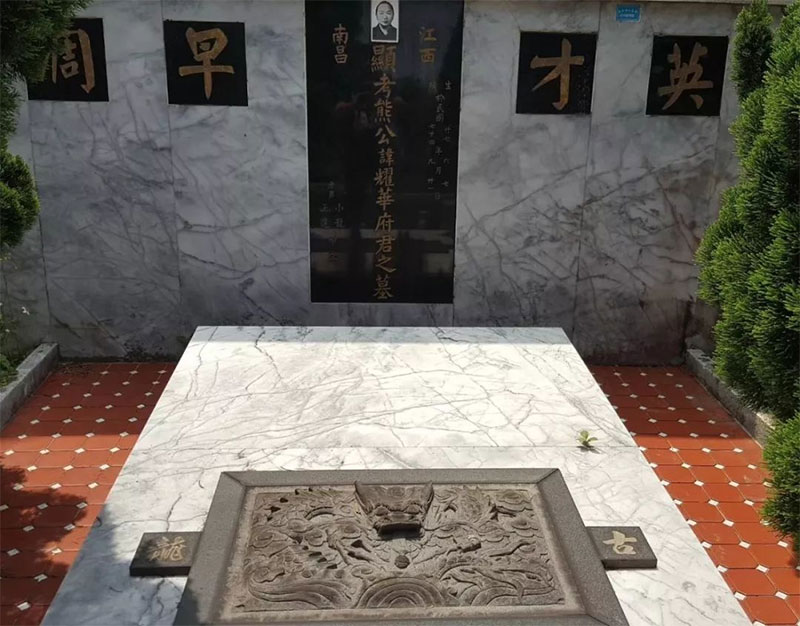 古龙墓地