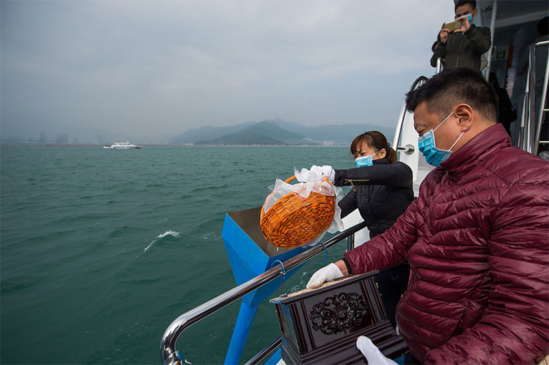人们接受海葬的原因有哪些？海葬的优势是什么？