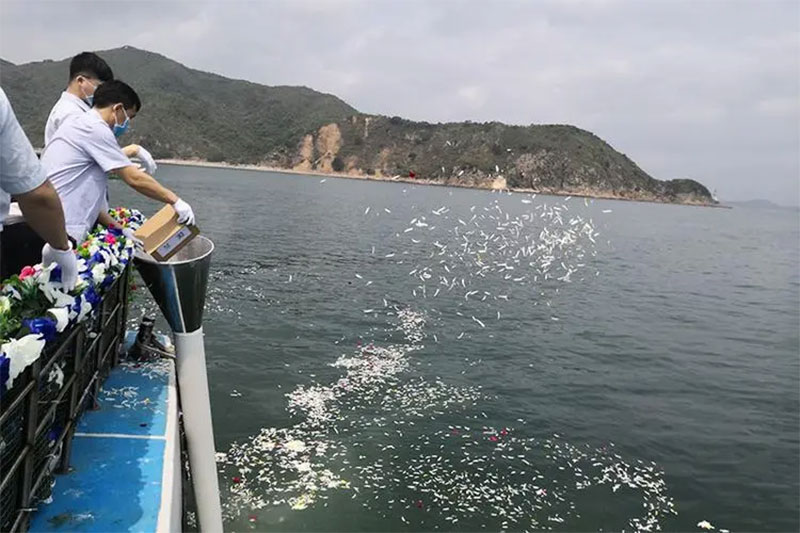 骨灰海撒节约土地，回归自然